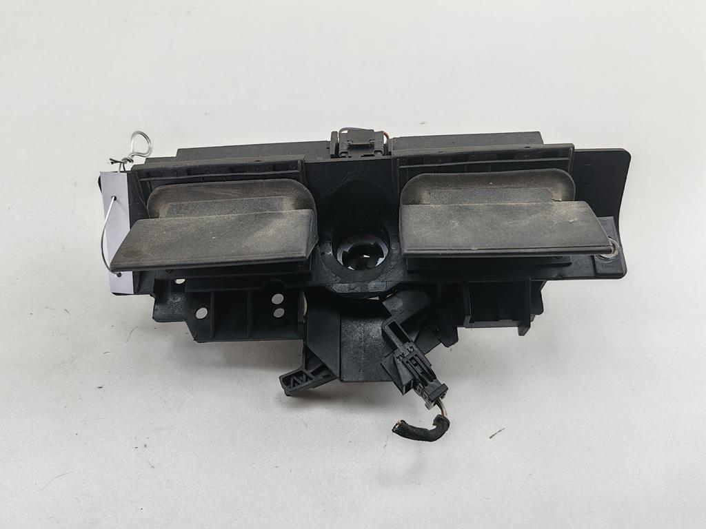 ручка крышки багажника Audi A6 4B/C5 1997, синий, седан, 8D9827565 - фото №1