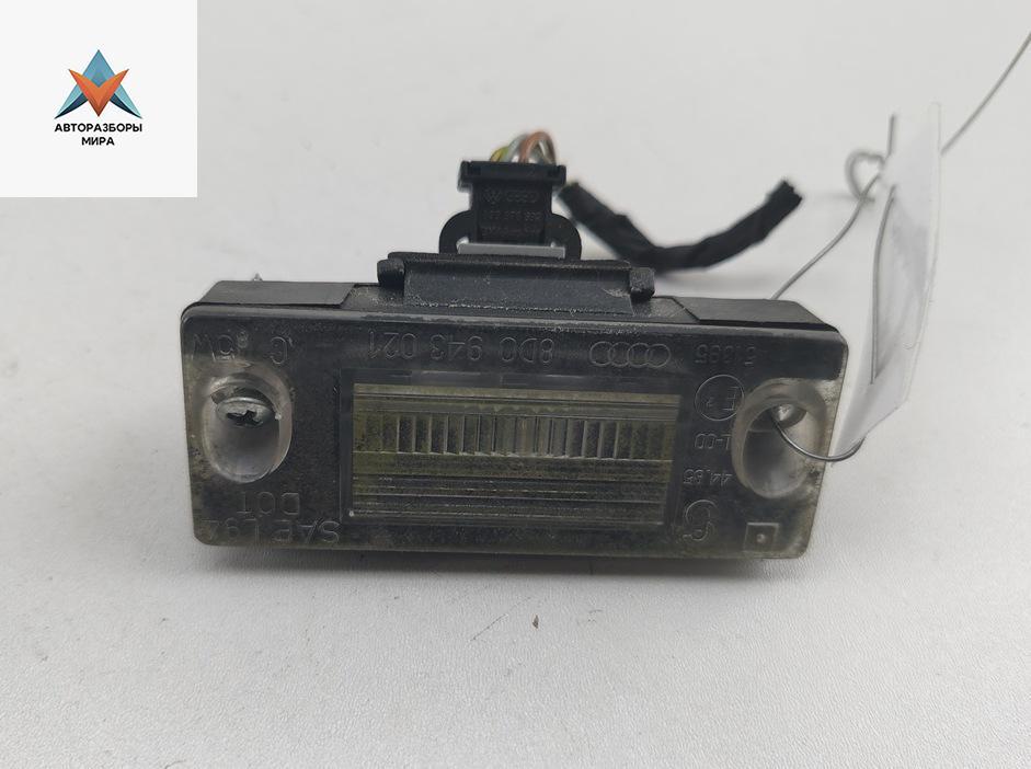 подсветка номера Audi A4 B5 1995, 1.8 л., бензин, МКПП, зелёный, седан, 8D0943021 - фото №1