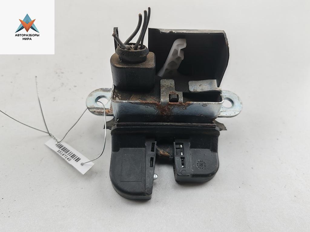 замок багажника Volkswagen Passat B6 2006, универсал - фото №1