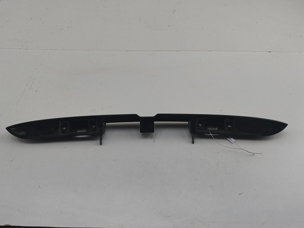 накладка подсветки номера Audi A4 B5 1998, 2.8 л., бензин, АКПП, чёрный, универсал, 8D9827574