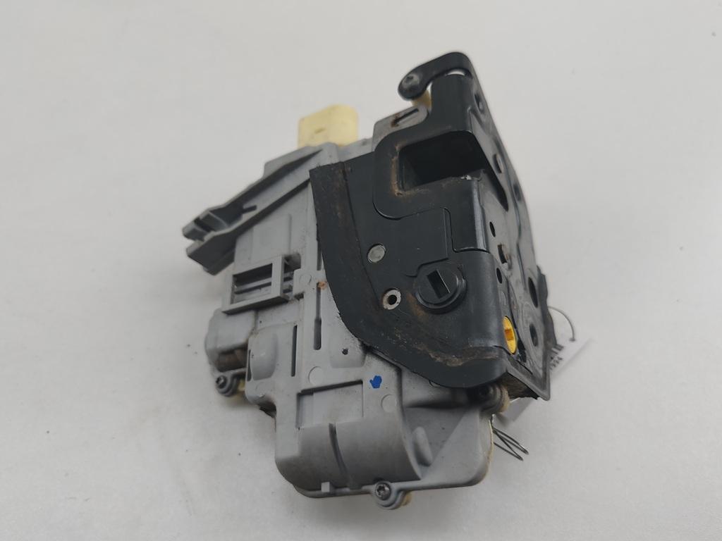 замок двери задней левой Volkswagen Passat B6 2007, 2.0 л., дизель, МКПП, серый, универсал, 3C4839015A