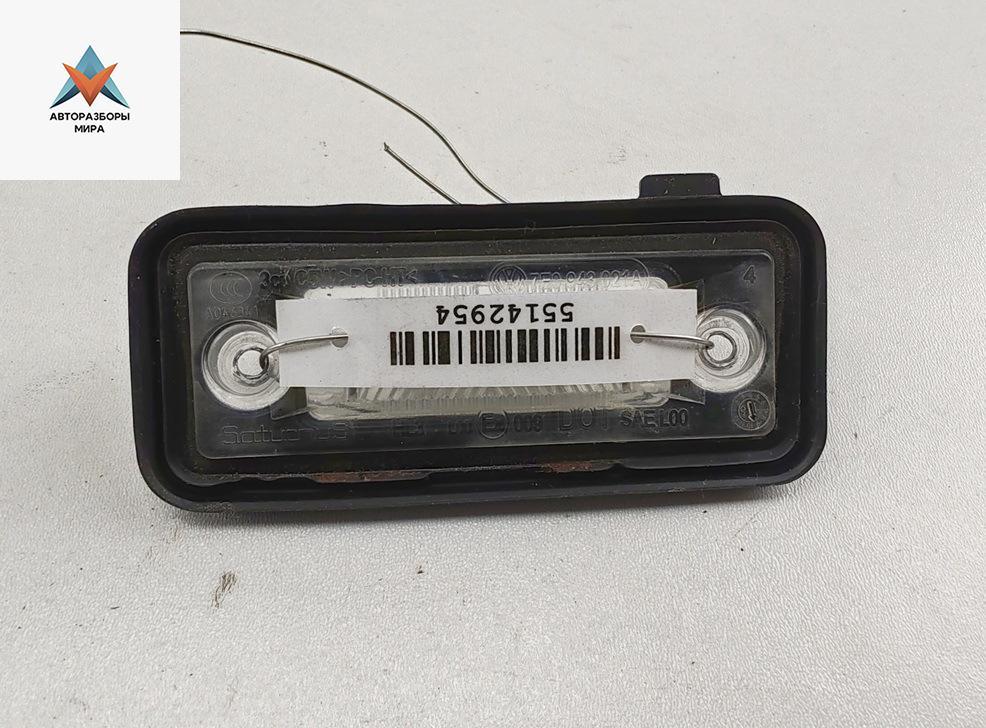 подсветка номера Volkswagen Passat B6 2006, 2.0 л., дизель, МКПП, серый, универсал, 7E0943021 - фото №1