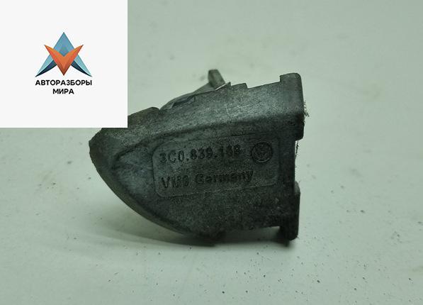 Колпачок (заглушка) ручки двери Volkswagen Passat B6 2006, 2.0 л., дизель, МКПП, красный, универсал, 3C0839168 - фото №1