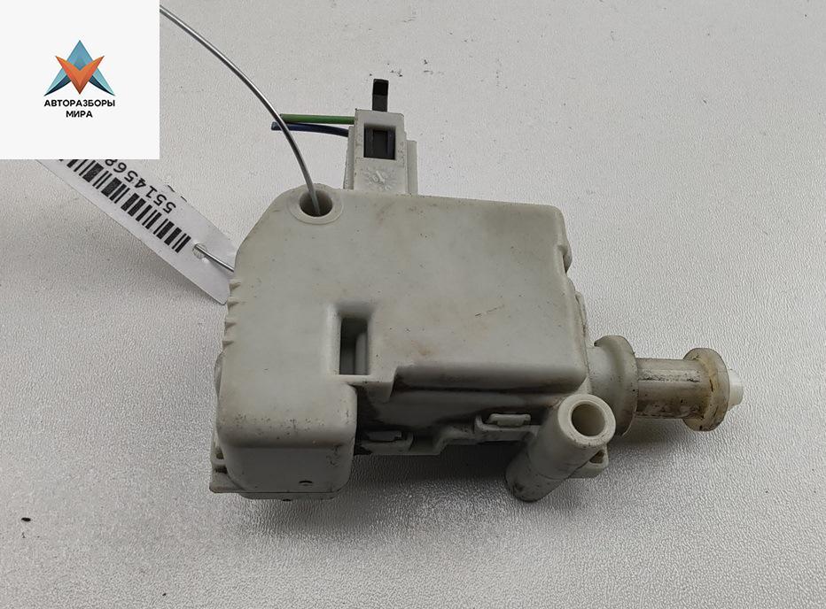 активатор замка багажника Volkswagen Passat B5 1999, 1.9 л., дизель, МКПП, синий, универсал, 3B0959781 - фото №1