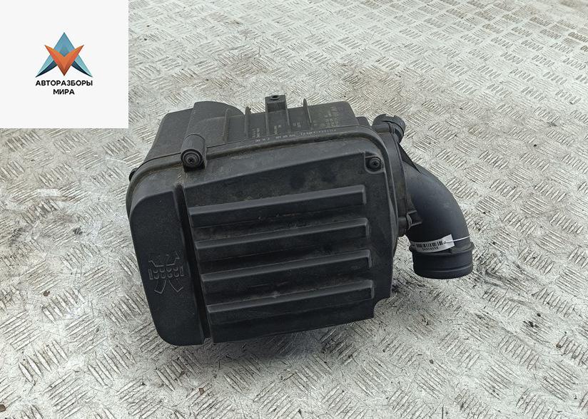 корпус воздушного фильтра Audi A3 8P 2003, 1.6 л., бензин, МКПП, серый, хетчбэк 3 дв., 1K0129610 - фото №1