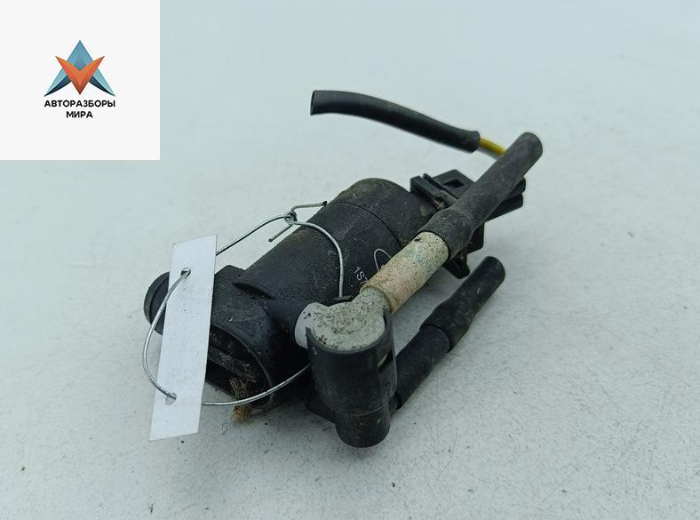 насос (моторчик) омывателя стекла Ford Mondeo 3 поколение 2002, серый, универсал, 1S7117K624FC - фото №1