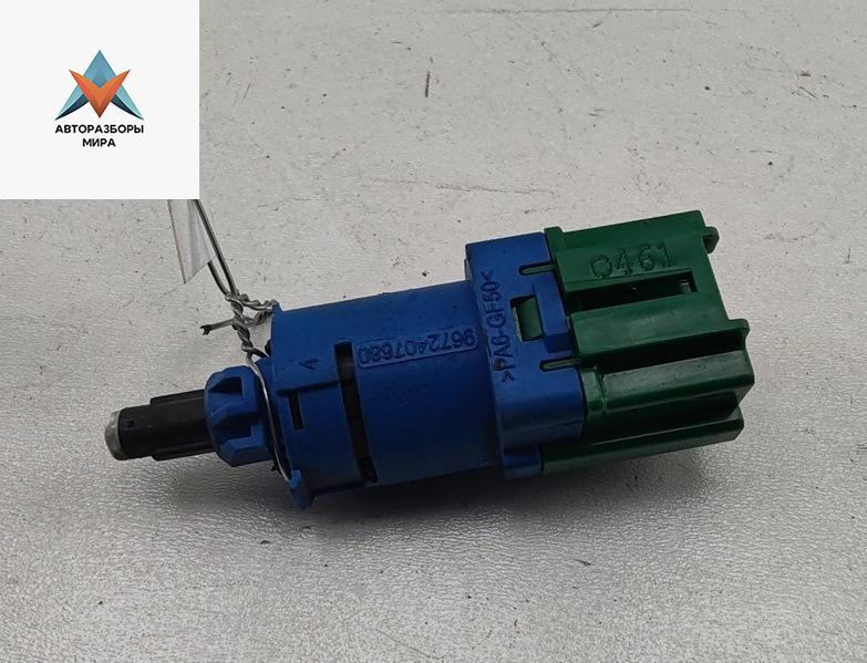 Датчик (включатель) стоп-сигнала Peugeot 508 1 поколение 2011, 2.0 л., дизель, МКПП, чёрный, универсал, 9672407680 - фото №1