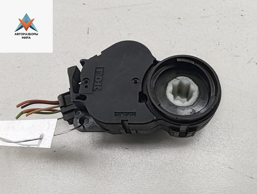 моторчик заслонки печки Peugeot 508 1 поколение 2011, 2.0 л., дизель, МКПП, чёрный, универсал, T100212V - фото №1