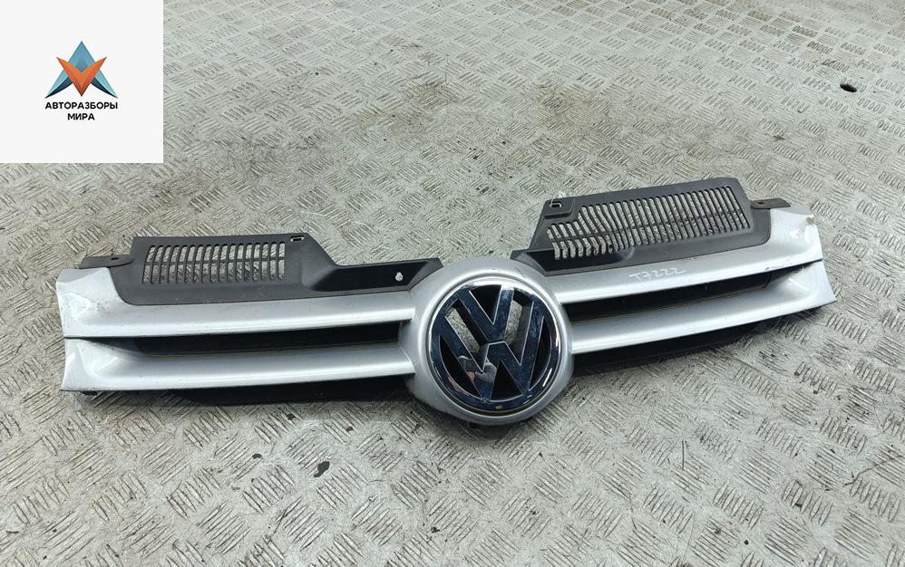 решетка радиатора Volkswagen Golf 5 поколение 2004, серый, хетчбэк 5 дв. - фото №1