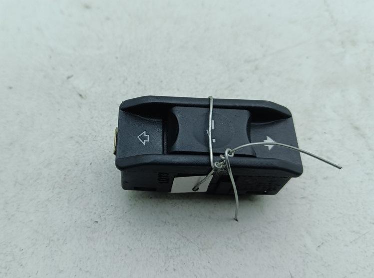кнопка открывания люка BMW 3 E46 2003, 2.0 л., дизель, МКПП, чёрный, седан, 6907288