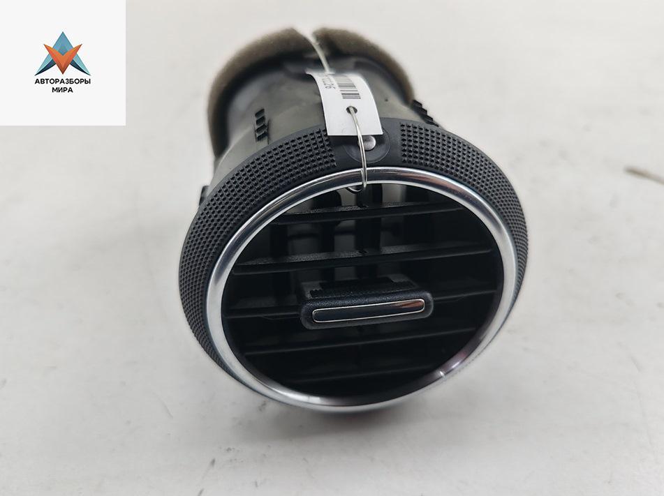 дефлектор обдува салона Audi A3 8P 2003, 1.6 л., бензин, МКПП, серый, хетчбэк 3 дв., 8P0820901A - фото №1