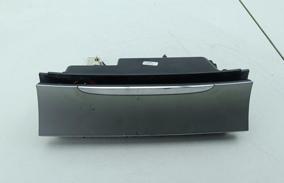 пепельница Volkswagen Passat B6 2007, 2.0 л., дизель, МКПП, серый, универсал, 3C0863284G