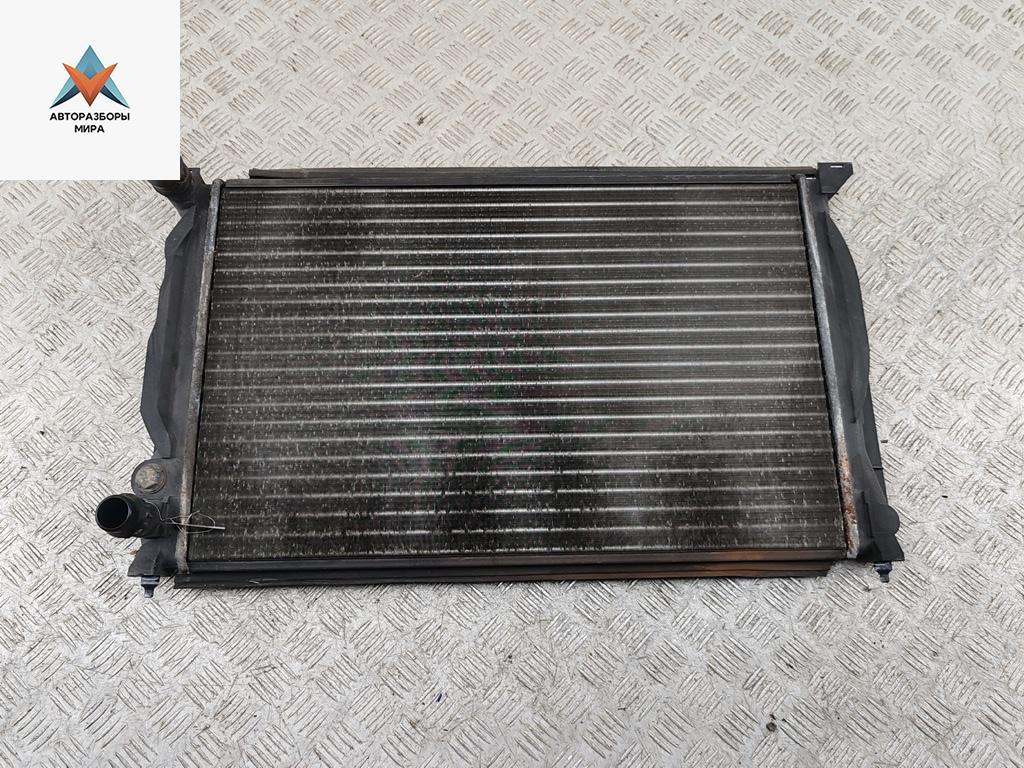 радиатор охлаждения Audi A4 B5 1995, 1.8 л., бензин, МКПП, зелёный, седан - фото №1