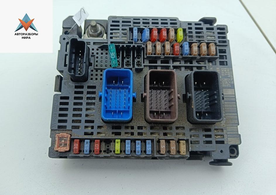 блок предохранителей Peugeot 508 1 поколение 2011, 2.0 л., дизель, МКПП, чёрный, универсал, BSMZ0400 - фото №1