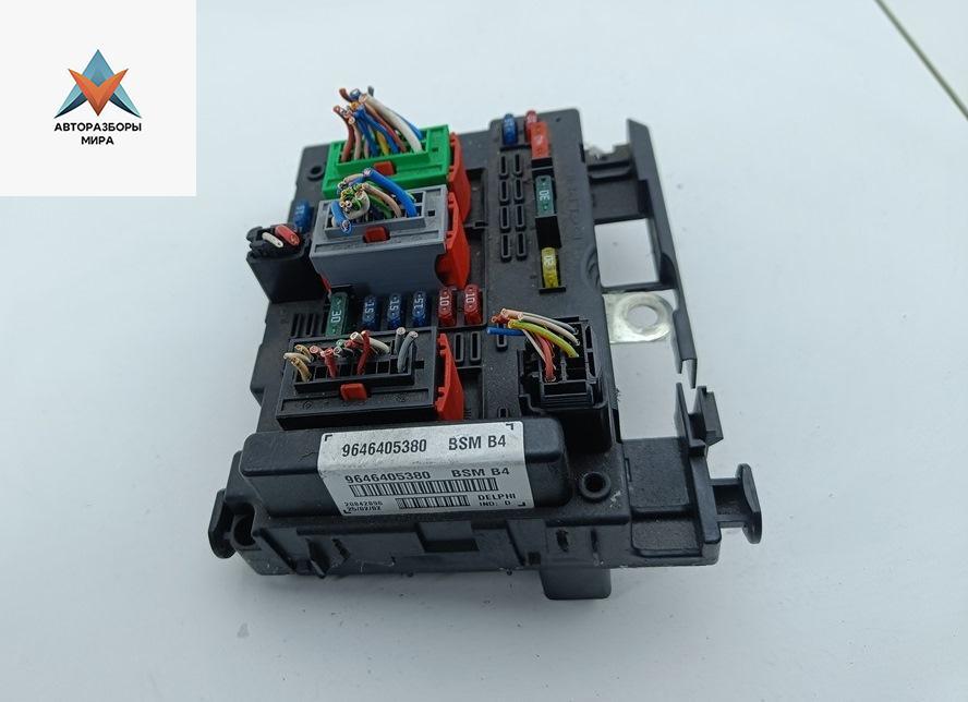 блок предохранителей Peugeot 307 1 поколение 2003, 1.6 л., бензин, МКПП, синий, универсал, BSMB4 - фото №1