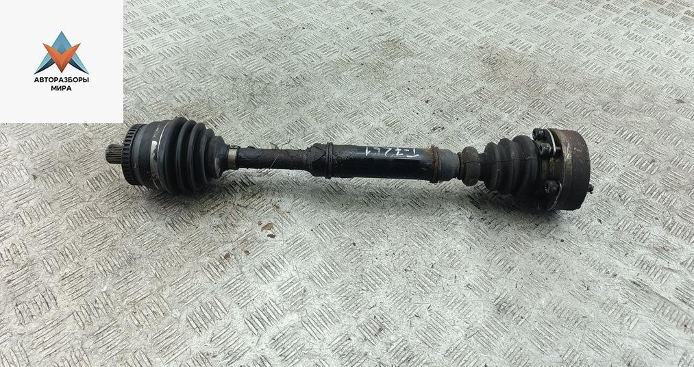 полуось передняя левая (приводной вал, ШРУС) Volkswagen Passat B5 1999, 1.8 л., бензин, МКПП, зелёный, универсал - фото №1