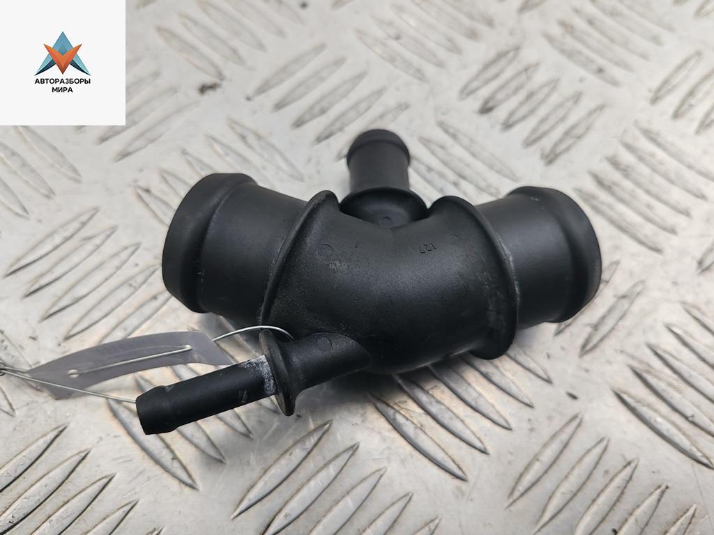 фланец (тройник) системы охлаждения Skoda Octavia mk1 (A4 1U) 2003, 2.0 л., бензин, МКПП, синий, хетчбэк 5 дв. - фото №1