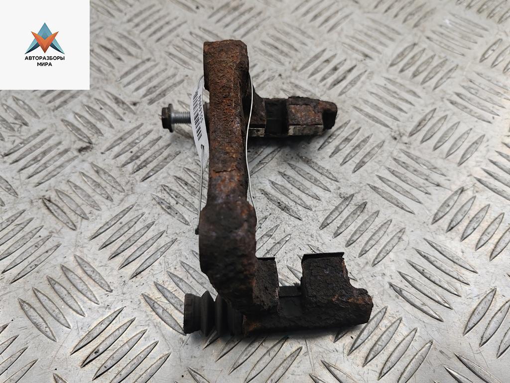 скоба суппорта Volkswagen Golf 4 поколение 1999, 1.9 л., дизель, МКПП, белый, универсал - фото №1