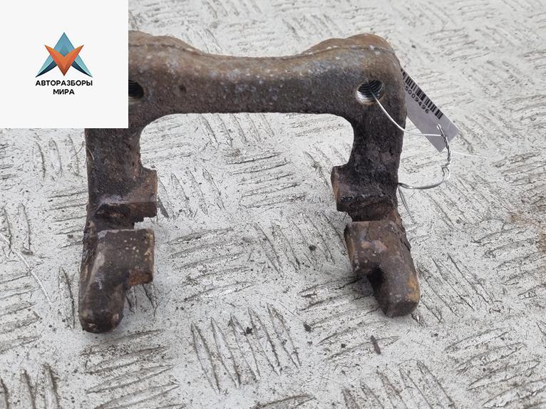 скоба суппорта Volkswagen Golf 5 поколение 2004, 1.4 л., бензин, МКПП, серый, хетчбэк 3 дв. - фото №1