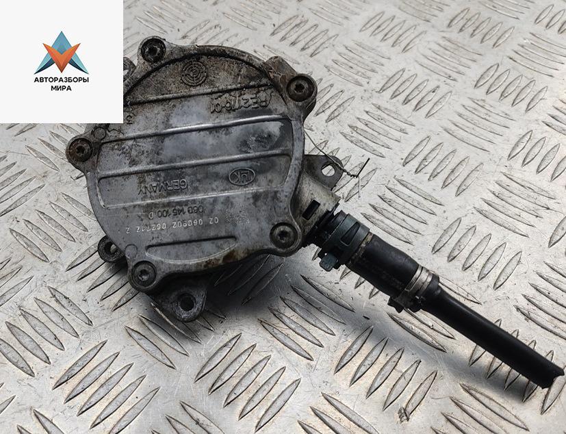 насос вакуумный Audi A4 B6 2002, 2.0 л., бензин, МКПП, синий, универсал, 06D145100D - фото №1