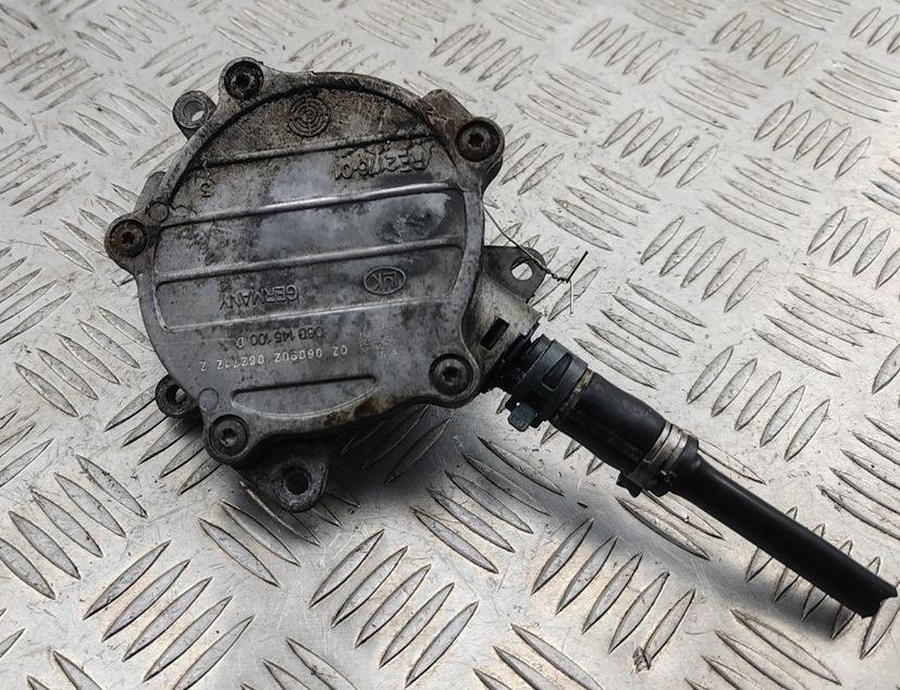 насос вакуумный Audi A4 B6 2002, 2.0 л., бензин, МКПП, синий, универсал, 06D145100D