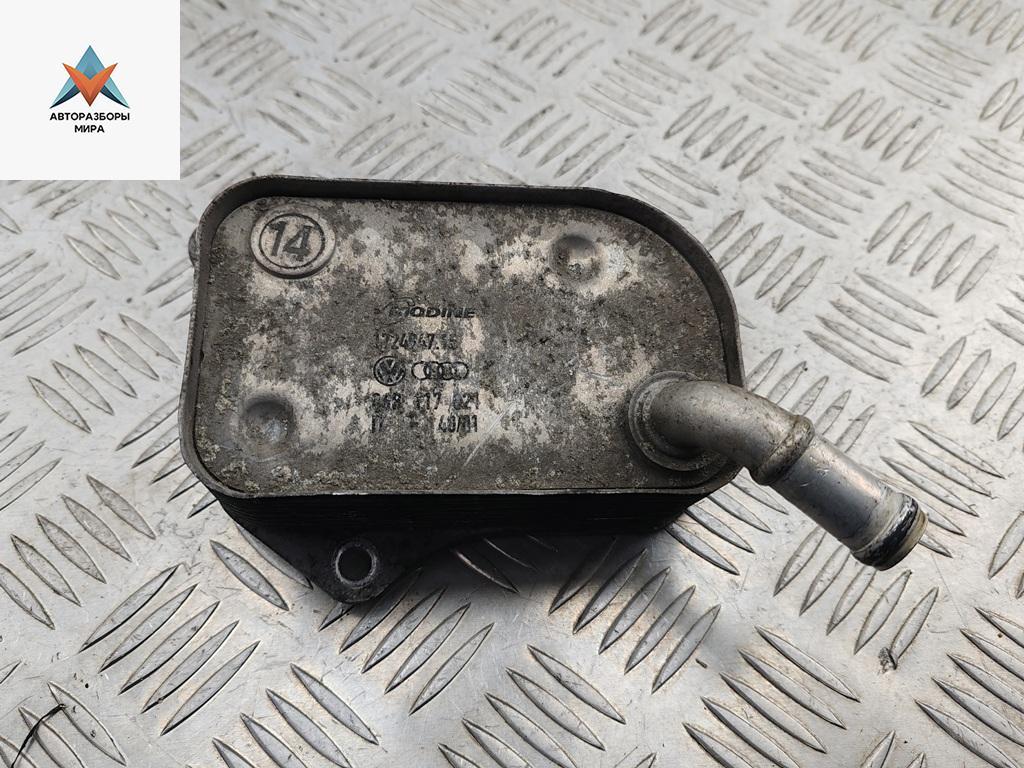 теплообменник масляного фильтра Audi A4 B6 2001, 2.0 л., бензин, АКПП, чёрный, универсал, 06B117021 - фото №1