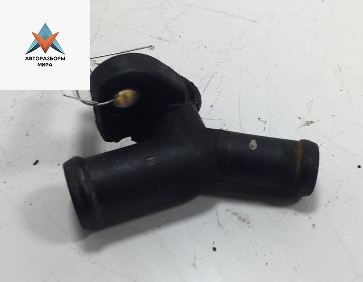 фланец (тройник) системы охлаждения Volkswagen Transporter T4 1992, 2.4 л., дизель, МКПП, красный, микроавтобус, 074121143D - фото №1