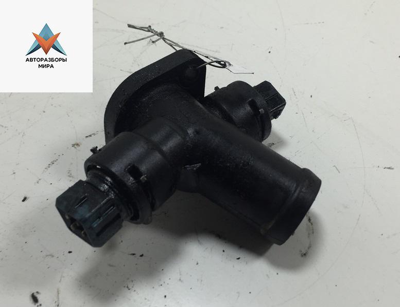 фланец (тройник) системы охлаждения Volkswagen Transporter T4 1992, 2.4 л., дизель, МКПП, красный, микроавтобус, 074121132 - фото №1