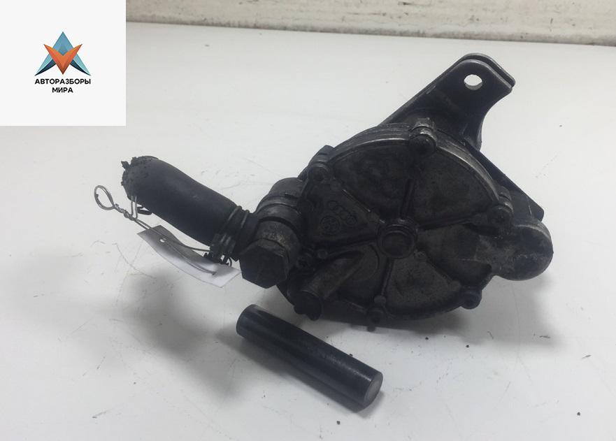 насос вакуумный Volkswagen Transporter T4 1992, 2.4 л., дизель, МКПП, красный, микроавтобус - фото №1