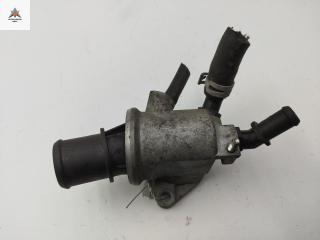 корпус термостата Opel Astra H/Family [рестайлинг] 2008, 1.9 л., дизель, МКПП, чёрный, универсал, 55203388