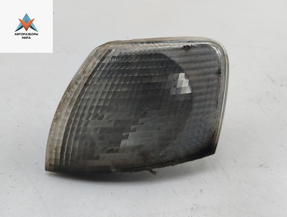 Поворотник (указатель поворота) левый Volkswagen Passat B5 1999, 1.9 л., дизель, МКПП, чёрный, универсал, 3B0953049C - фото №1