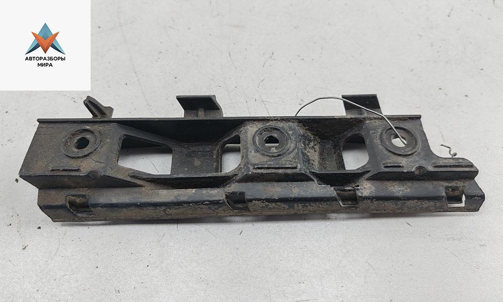 кронштейн переднего бампера Volkswagen Passat B6 2006, 2.0 л., дизель, МКПП, красный, универсал, 3C0807183 - фото №1