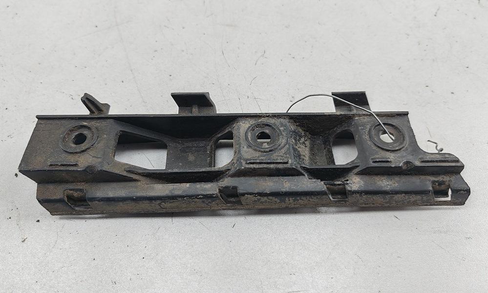кронштейн переднего бампера Volkswagen Passat B6 2006, 2.0 л., дизель, МКПП, красный, универсал, 3C0807183