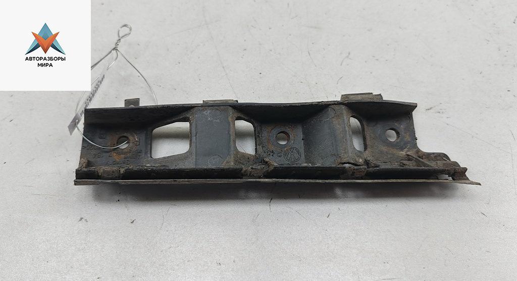 кронштейн переднего бампера Volkswagen Passat B6 2006, 2.0 л., дизель, МКПП, красный, универсал, 3C0807184 - фото №1