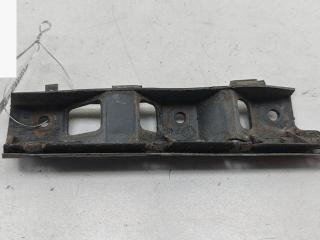 кронштейн переднего бампера Volkswagen Passat B6 2006, 2.0 л., дизель, МКПП, красный, универсал, 3C0807184