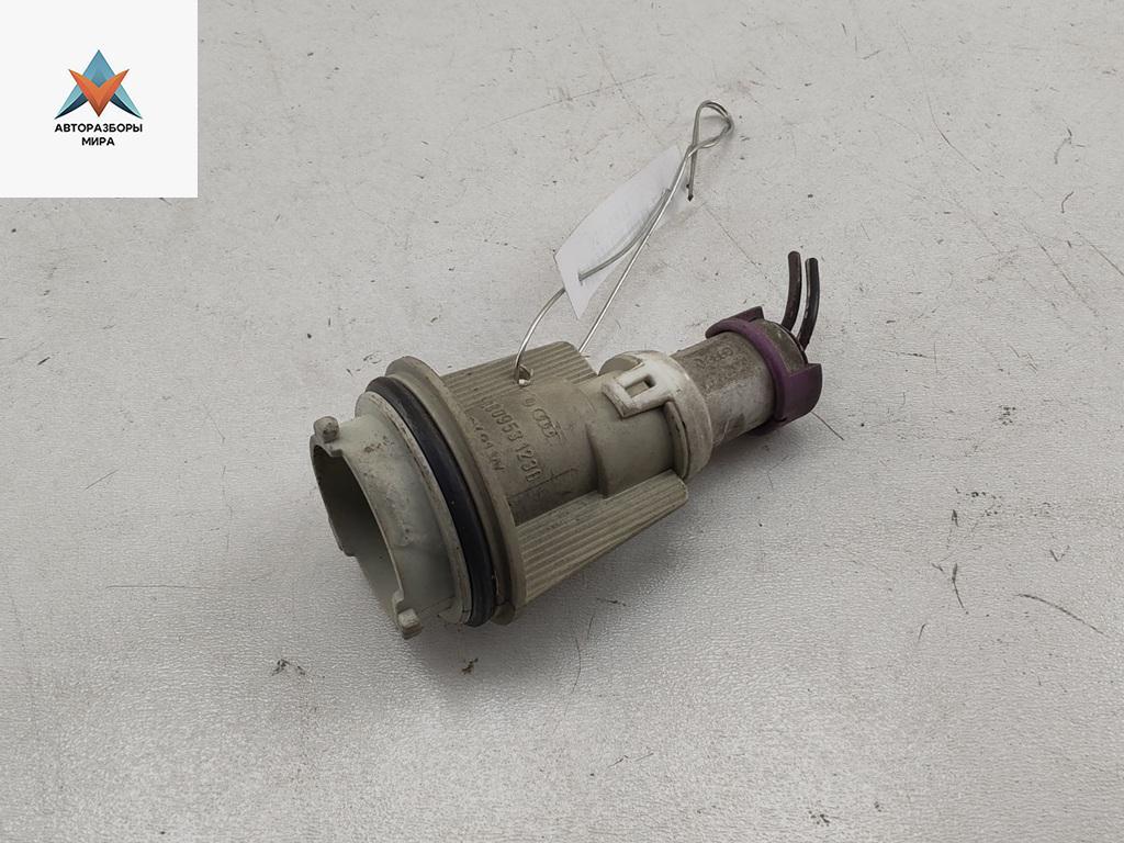 Патрон лампы указателя поворота Volkswagen Passat B5 1999, 1.9 л., дизель, МКПП, чёрный, универсал, 3B0953123B - фото №1