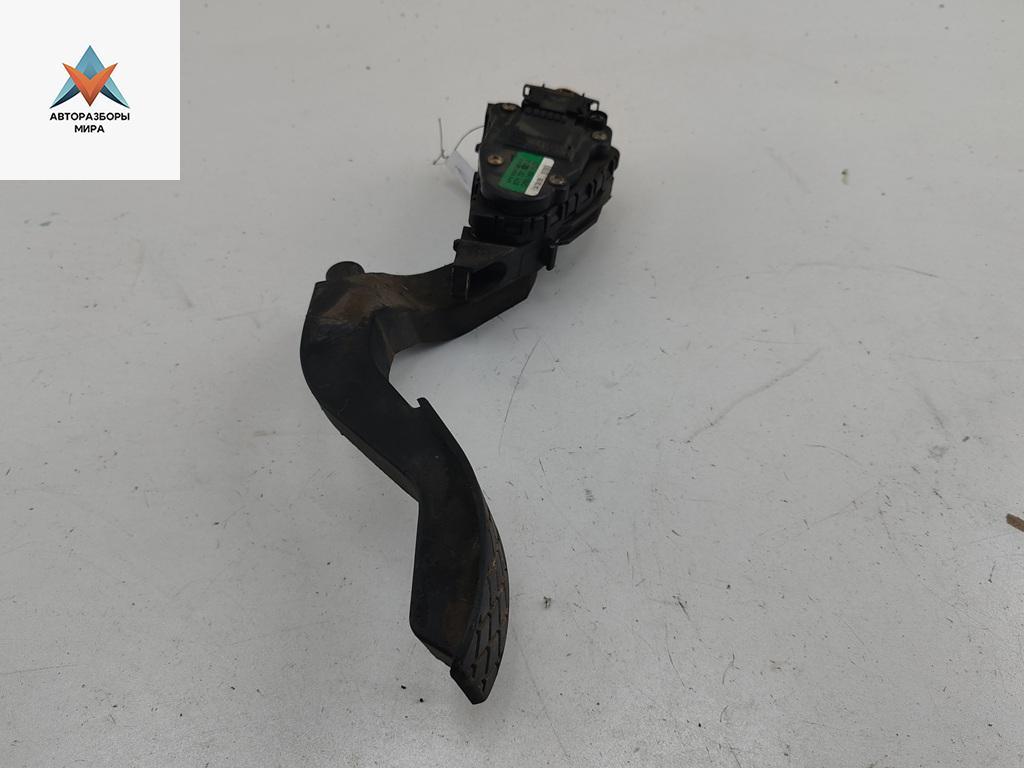 педаль Volkswagen Passat B5 1999, 1.8 л., бензин, МКПП, зелёный, универсал, 8D1721523A - фото №1