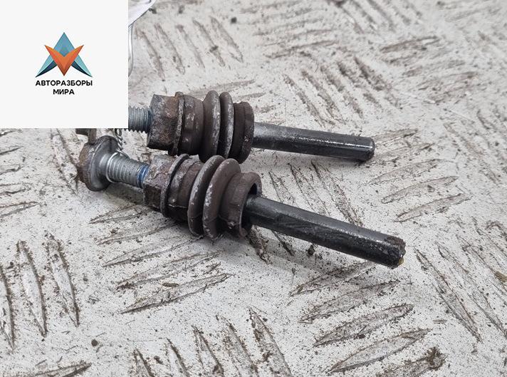 Болт крепления Volkswagen Golf 5 поколение 2004, 1.4 л., бензин, МКПП, серый, хетчбэк 3 дв. - фото №1