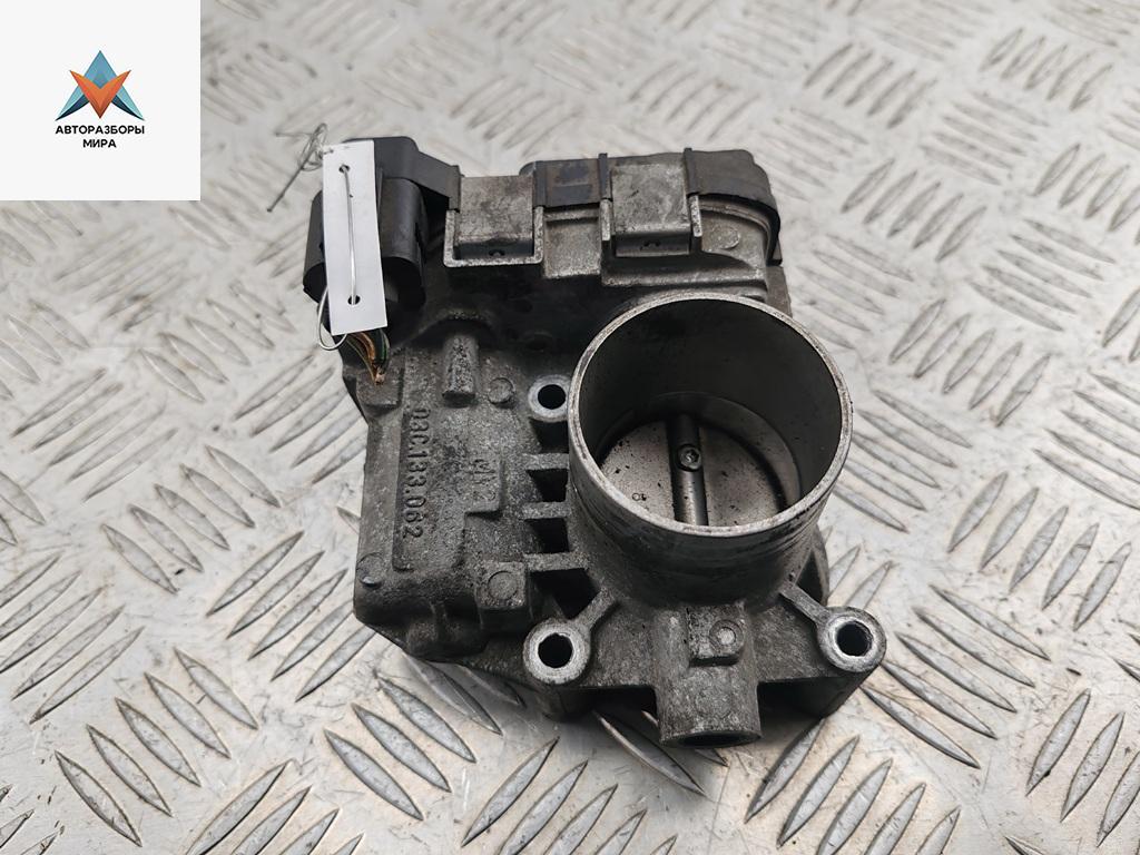 заслонка дроссельная Volkswagen Golf 5 поколение 2004, 1.4 л., бензин, МКПП, чёрный, хетчбэк 3 дв., 03C133062 - фото №1