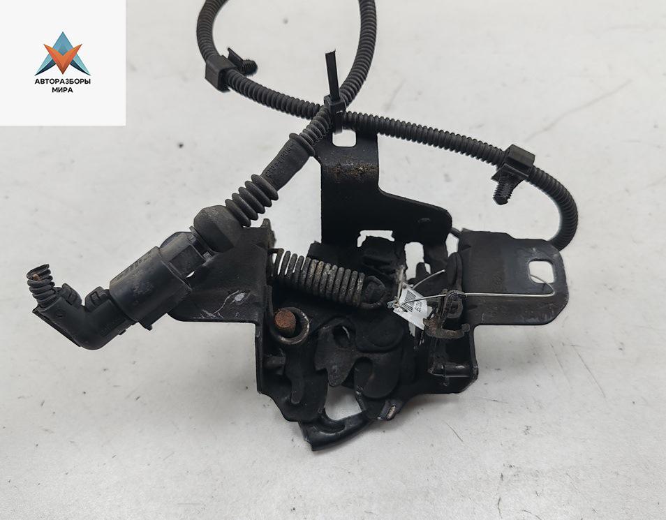 замок капота Volkswagen Golf 4 поколение 1999, 1.9 л., дизель, МКПП, белый, универсал - фото №1