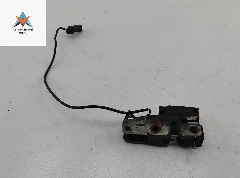 замок капота Volkswagen Passat B6 2006, 2.0 л., дизель, МКПП, красный, универсал, 3C1823187 - фото №1