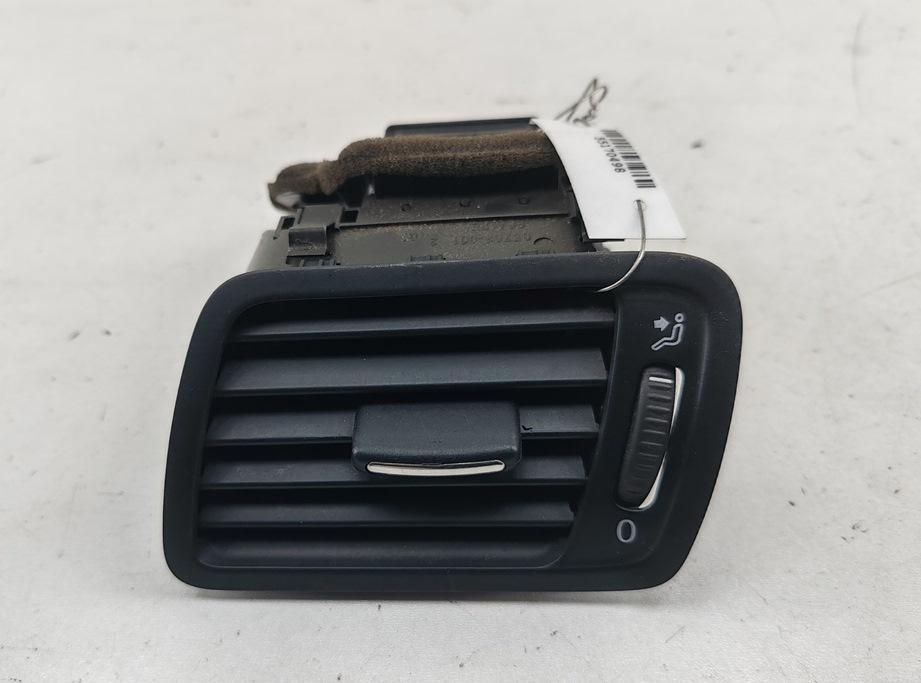 дефлектор обдува салона Volkswagen Passat B6 2006, 2.0 л., дизель, МКПП, красный, универсал, 3C1819701E - фото №1