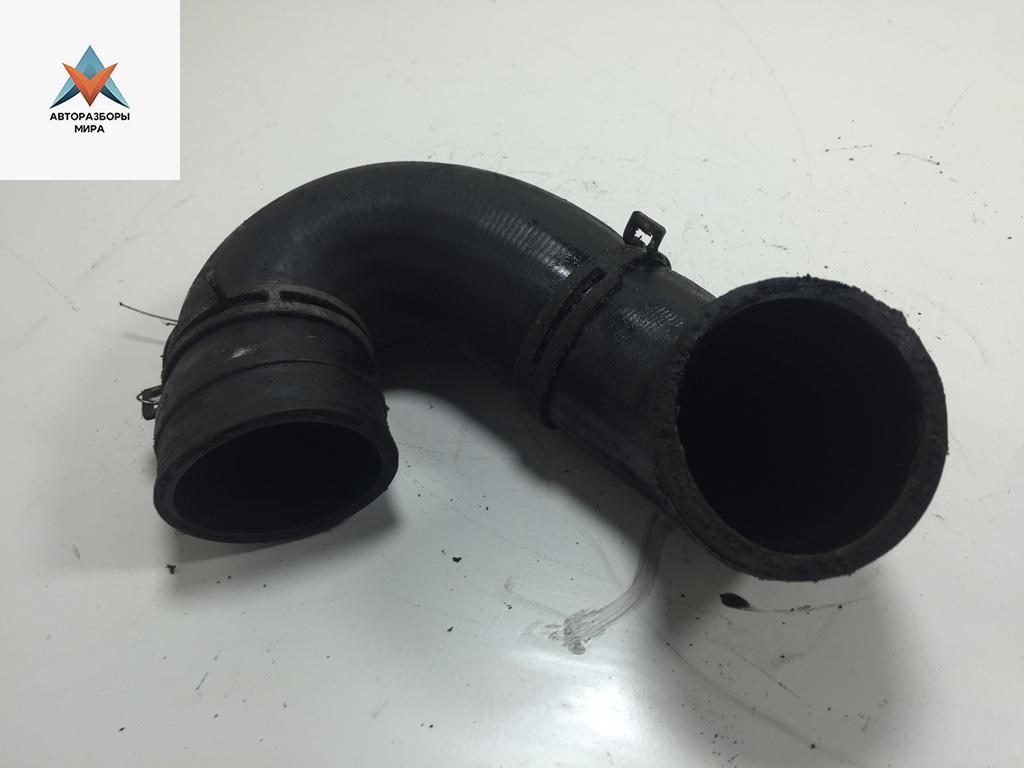 патрубок интеркулера Volkswagen Transporter T4 2002, 2.5 л., дизель, МКПП, белый, микроавтобус, 701145832A - фото №1