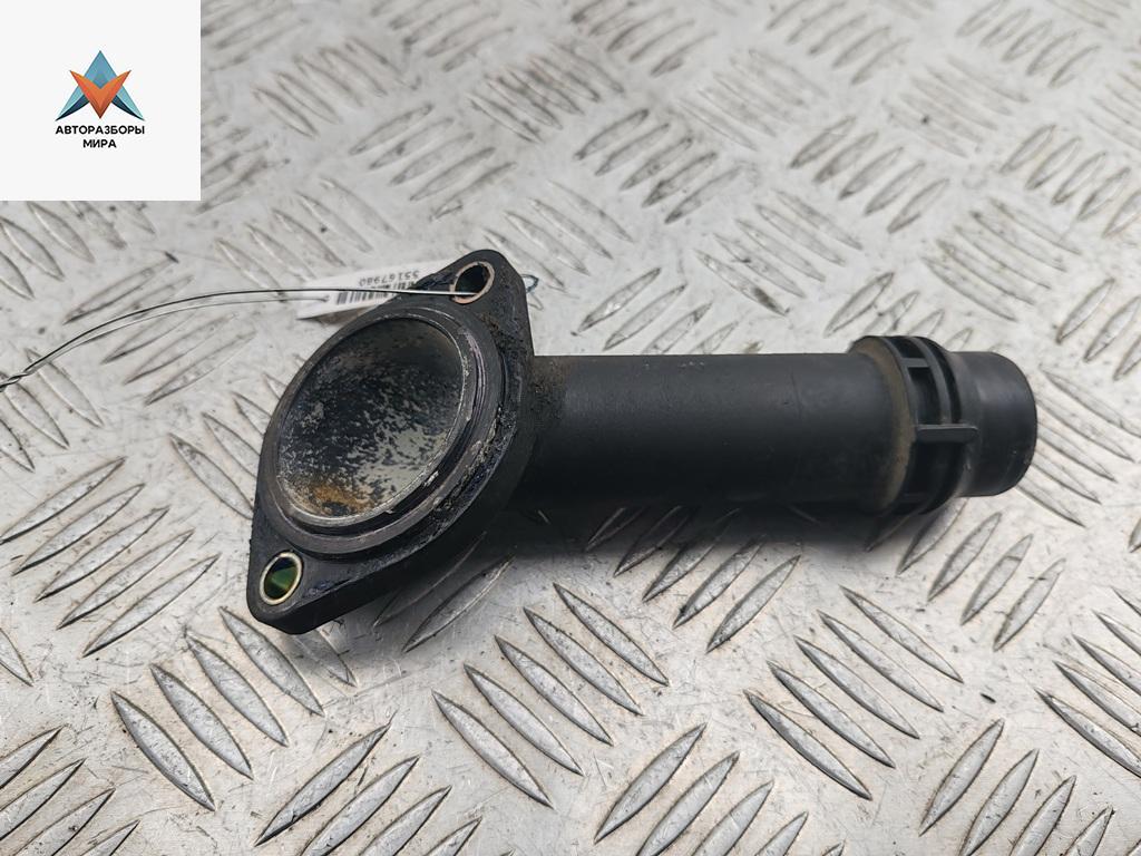 корпус термостата Volkswagen Passat B5 1997, 1.6 л., бензин, МКПП, зелёный, седан, 06B121121 - фото №1