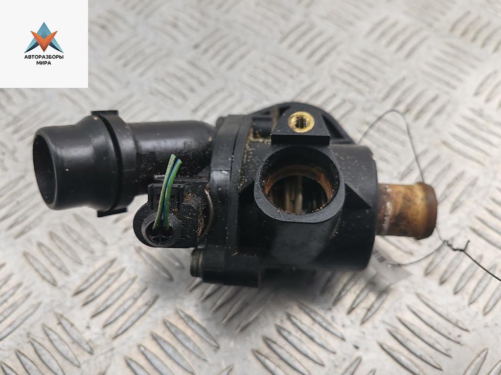 корпус термостата Audi A4 B6 2004, 1.8 л., Ti, бензин, МКПП, серый, универсал, 06B121111G - фото №1