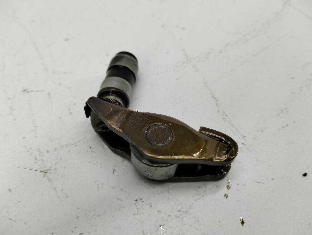 коромысло клапана (рокер) Volkswagen Passat B6 2006, 2.0 л., бензин, АКПП, чёрный, универсал - фото №1