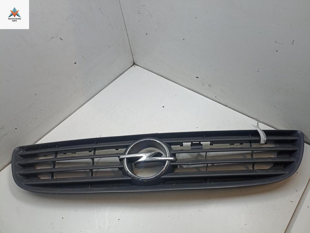 решетка радиатора Opel Zafira 1 поколение (A) 1999, красный, минивэн, 90580679 - фото №1