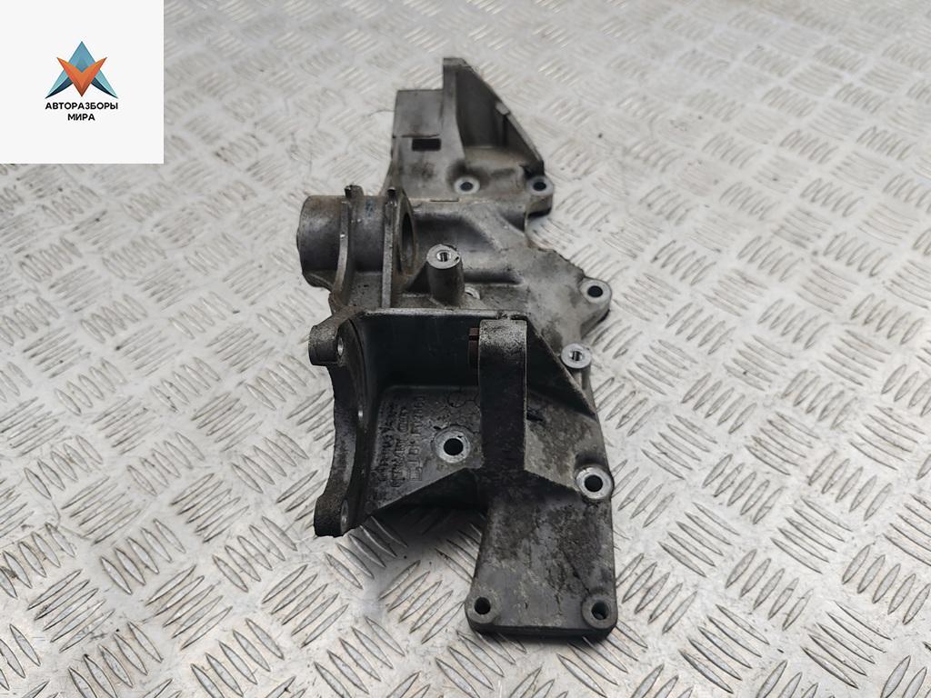 кронштейн генератора Volkswagen Passat B5 1997, 1.6 л., бензин, МКПП, зелёный, седан, 06B903143F - фото №1