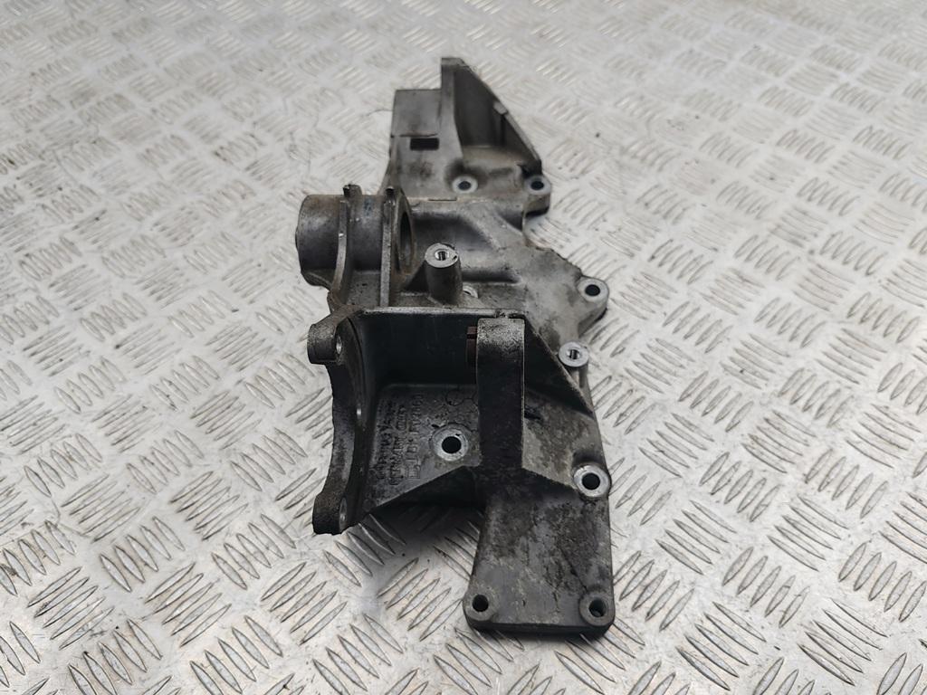 кронштейн генератора Volkswagen Passat B5 1997, 1.6 л., бензин, МКПП, зелёный, седан, 06B903143F