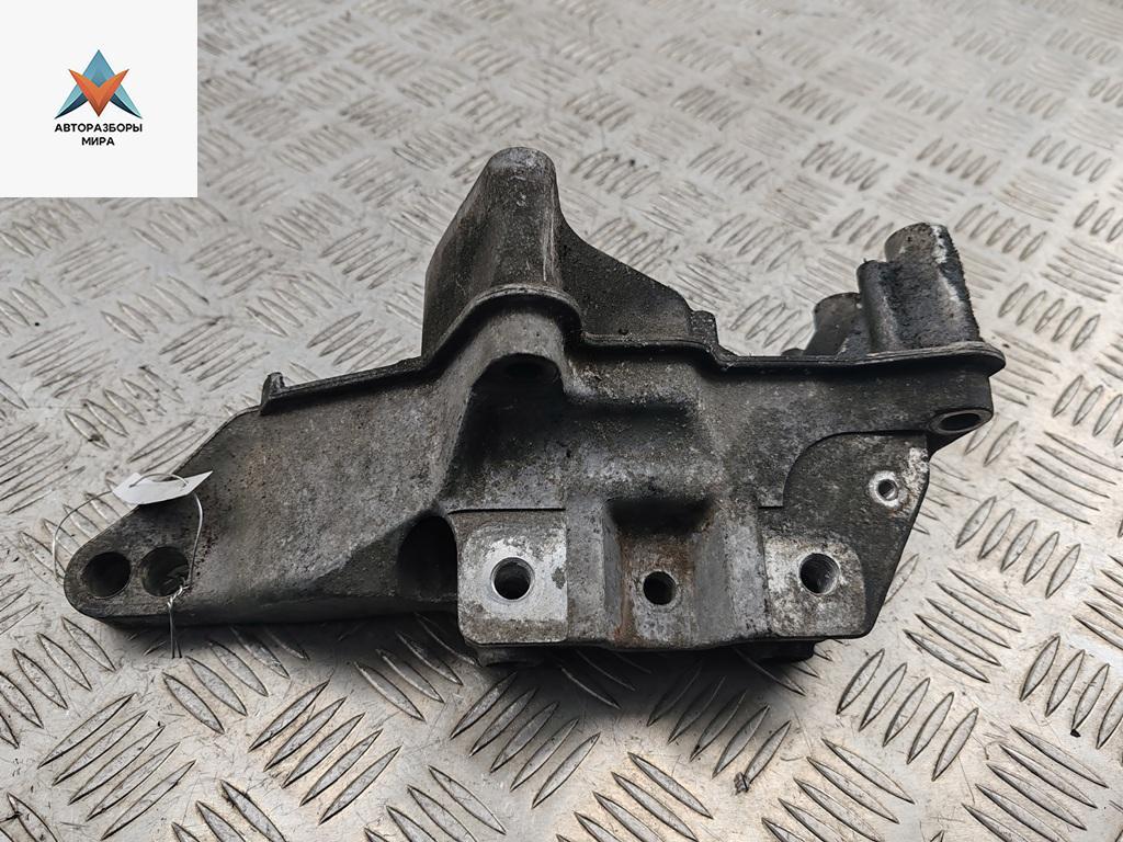 кронштейн двигателя Volkswagen Golf 4 поколение 2001, 1.6 л., бензин, МКПП, чёрный, хетчбэк 5 дв., 036199275E - фото №1